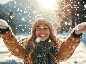 Frau glücklich im Schnee | © Adobe Stock/BUDDHA