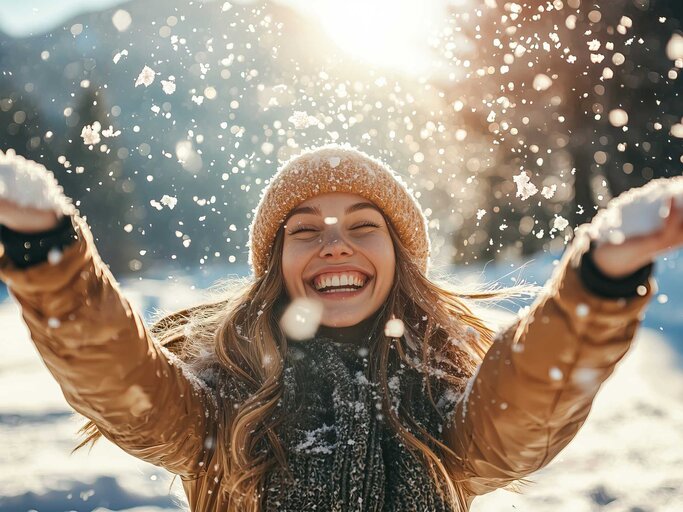 Frau glücklich im Schnee | © Adobe Stock/BUDDHA