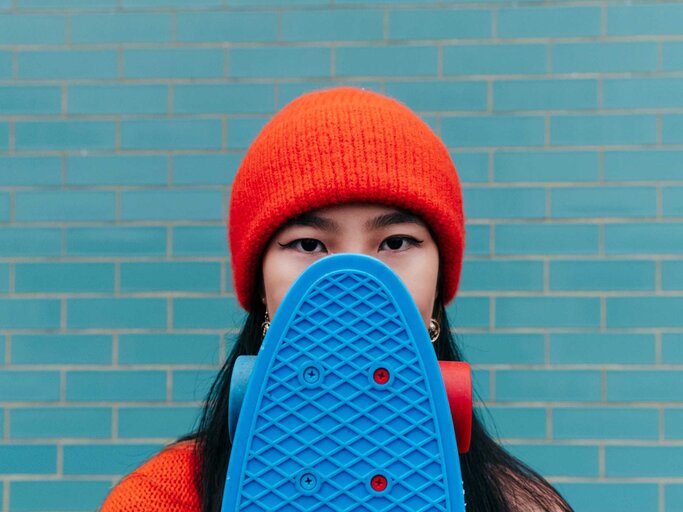 Selbstbewusste Frau mit Skateboard. | © Getty Images/Angel Santana