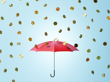 Illustration Regenschirm und Münzregen | © Getty Images/J Studios