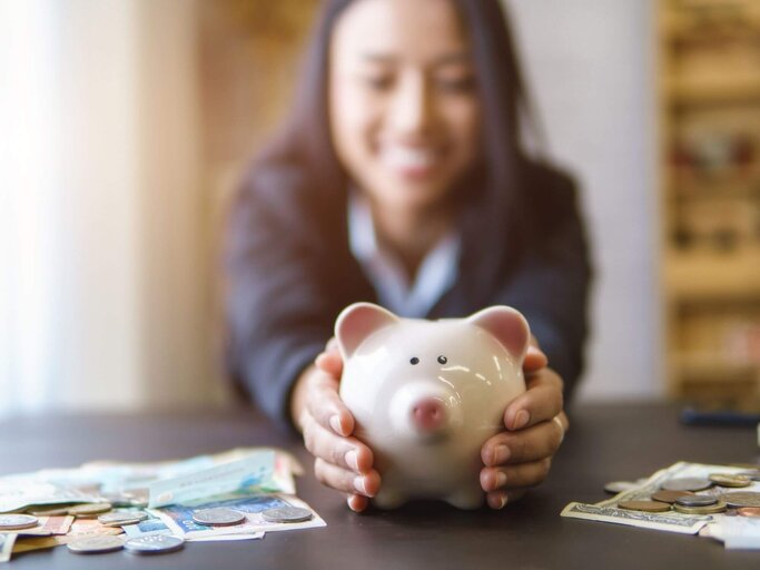 Person mit Sparschwein in den Händen | © Getty Images/nomadnes