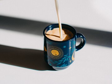 Kaffee mit Hafermilch wird in eine Tasse eingeschenkt | © GettyImages/	Stefania Pelfini, La Waziya Photography