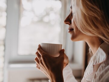 Frau trinkt in Ruhe einen Kaffee | © AdobeStock/Bostan Natalia