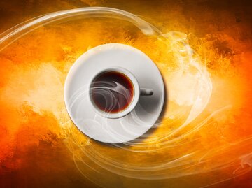 Eine schwarze Tasse Kaffee mit einem verführerischen Duft | © AdobeStock/Butch