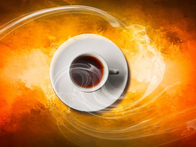 Eine schwarze Tasse Kaffee mit einem verführerischen Duft | © AdobeStock/Butch