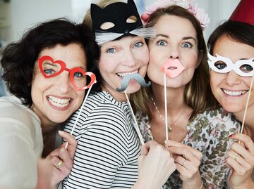 Vier Frauen mit Masken machen ein lustiges Foto. | © Getty Images / Silke Woweries