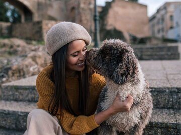 Hund schleckt Person ab | © Getty Images/Westend61