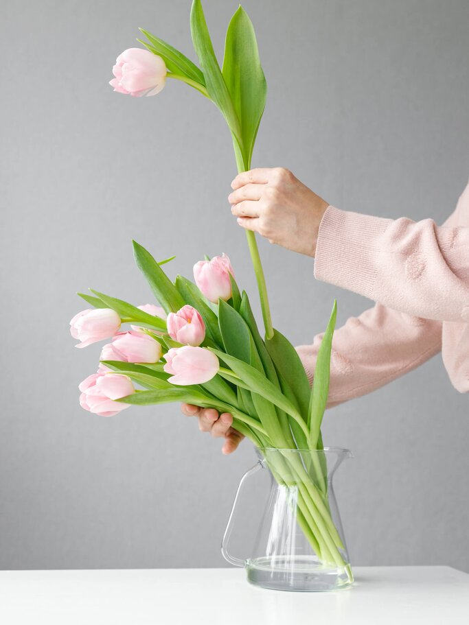 Frau richtet Tulpen im Wasser an | © shutterstock / My July