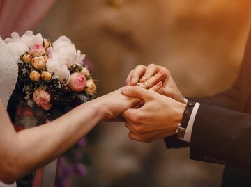 Ringaustausch Paar / Hochzeit | © Adobe Stock/prostooleh