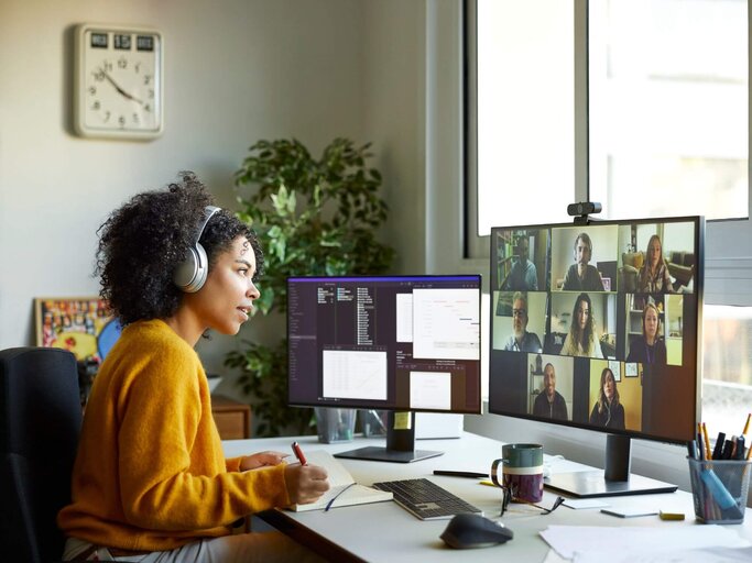 Person vor Laptop in Video Call | © Getty Images/Morsa Images