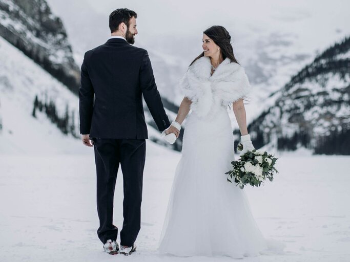 Hochzeitspaar im Schnee | © Getty Images/Cavan Images