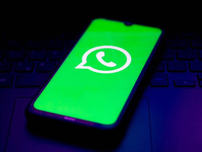 Whatsapp Logo auf einem Smartphone | © Getty Images/SOPA Images