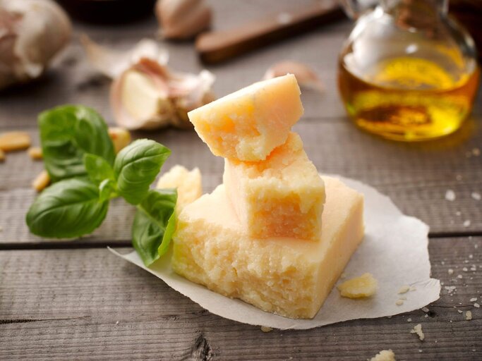 Parmesan auf Brett | © Getty Images/Westend61