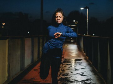 Person beim Joggen im Dunkeln | © Getty Images/FilippoBacci