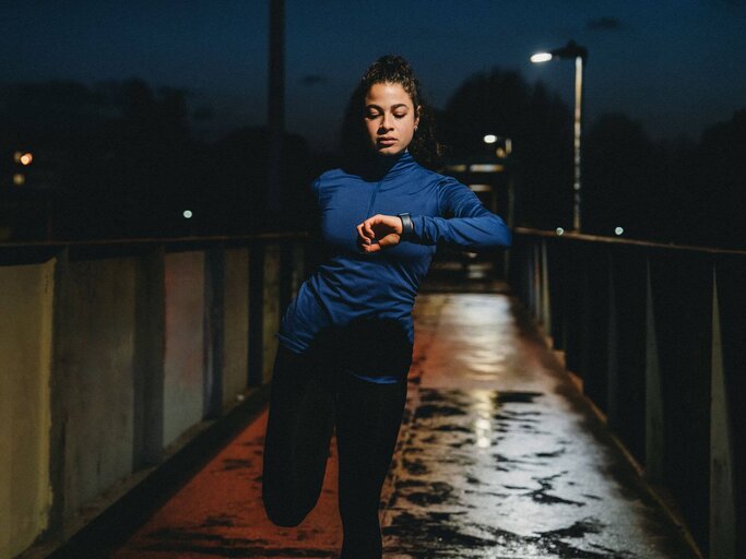 Person beim Joggen im Dunkeln | © Getty Images/FilippoBacci