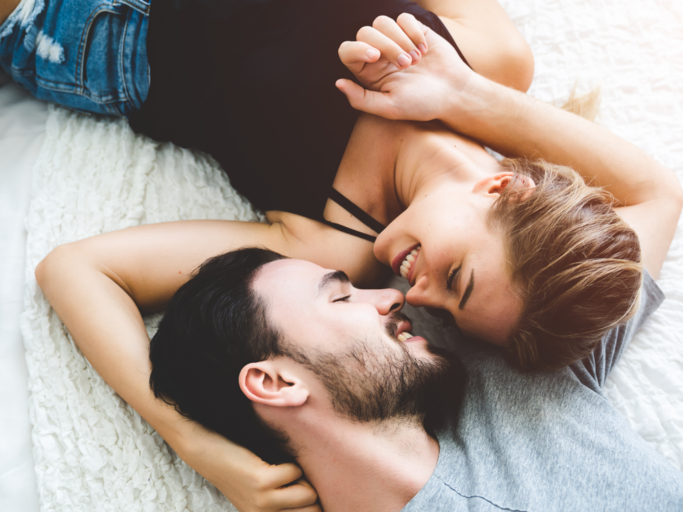 Mann und Frau im Bett | © Getty Images/tool51