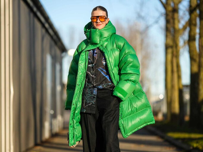 Streetstyle mit oranger Sonnenbrille | © Getty Images/Edward Berthelot 