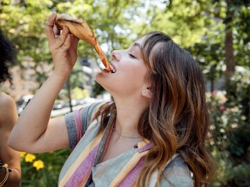 Person isst Pizza | © Getty Images/BROOK PIFER