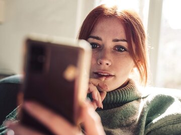 Person schaut auf Handy | © Getty Images/Guido Mieth