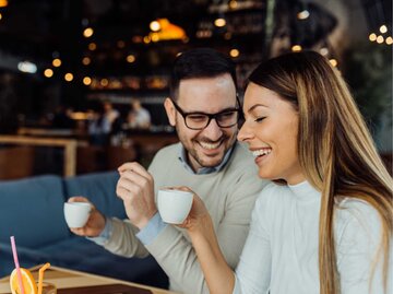 Junges Paar lacht gemeinsam bei einem Date | © Getty Images/bulatovic