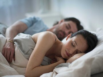Paar schlafend im Bett | © Getty Images/Tetra Images