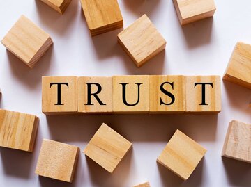 "Trust" geschrieben auf Holzwürfeln | © Getty Images/photograph by dorisj