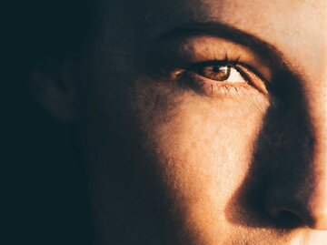 Nahaufnahme einer Frau mit braunen Augen | © Getty Images/Maria Korneeva