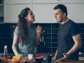 Paar diskutiert in der Küche | © Getty Images/silverkblack