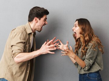 Frau und Mann schreien sich im Streit an | © AdobeStock/Drobot Dean