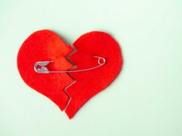 Gebrochenes Herz mit Büroklammer | © Getty Images/Ana Maria Serrano