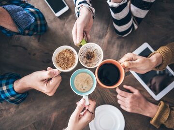 Freunde stoßen mit verschiedenen Kaffeesorten an | © AdobeStock/sebra