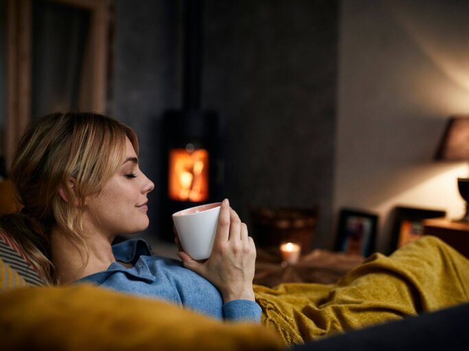 Person mit Tasse auf Sofa | © Getty Images/Westend61