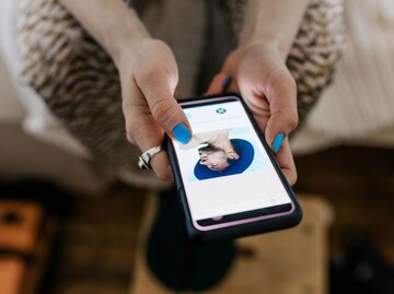 Person mit Handy und Datin-App in Hand | © Getty Images/Willie B. Thomas