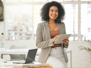 Selbstbewuste Frau im Büro | © Adobe Stock/Kirsten D/peopleimages.com