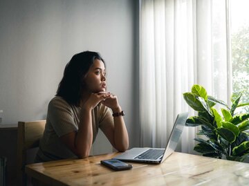 Frau grübelt vor dem Laptop | © Adobe Stock/Pituk