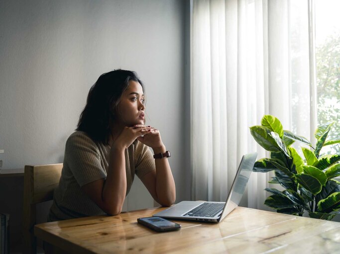 Frau grübelt vor dem Laptop | © Adobe Stock/Pituk