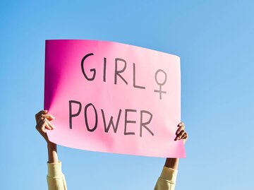 Person hält Girl-Power-Schild hoch | © Getty Images/Alvaro Medina Jurado