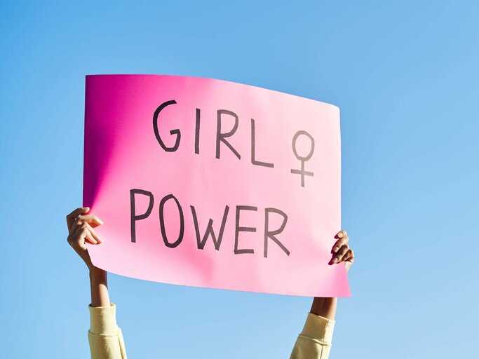 Person hält Girl-Power-Schild hoch | © Getty Images/Alvaro Medina Jurado