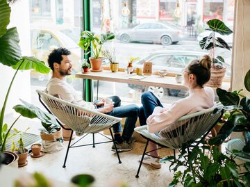 Zwei Personen in Café bei Gespräch | © Getty Images/Tom Werner