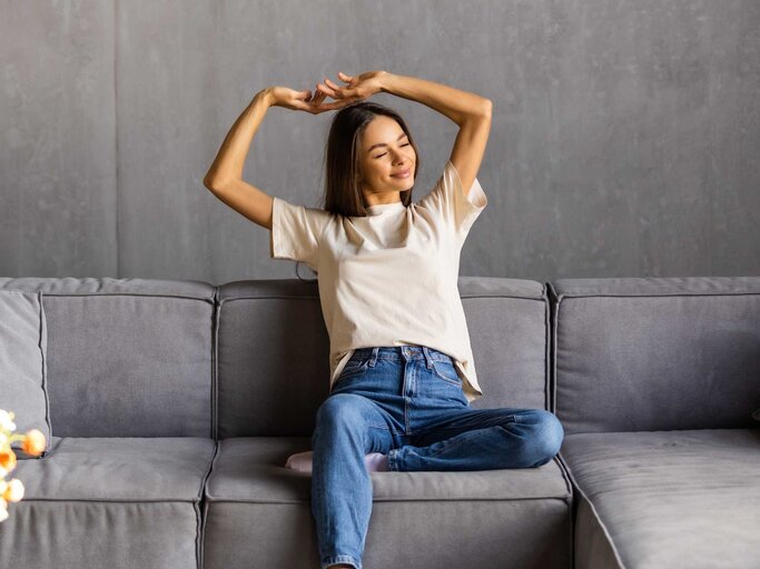 Frau sitzt auf dem Sofa und entspannt | © Adobe Stock/F8 \ Suport Ukraine