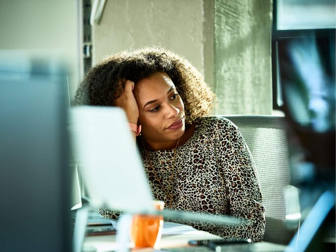 Frau gelangweilt vor PC | © Getty Images/10'000 Hours