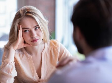 Frau mit genervtem Gesichtsausdruck sitzt Mann gegenüber | © Adobe Stock/Prostock-studio