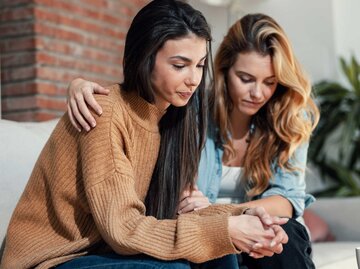 Junge Frau tröstet ihre Freundin | © Adobe Stock/nenetus