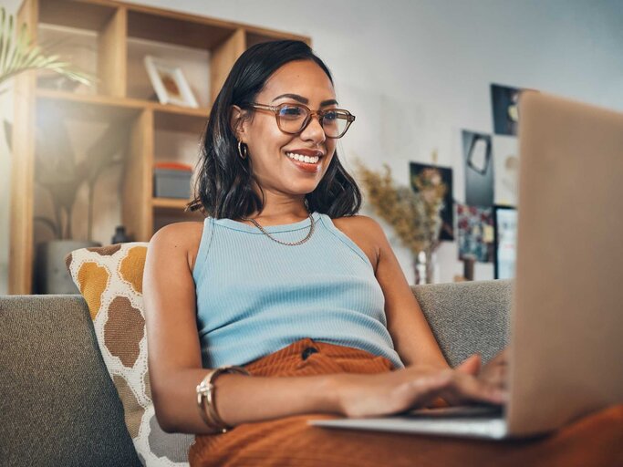 Frau sitzt vor dem Laptop und arbeitet | © Adobe Stock/Haas/peopleimages.com