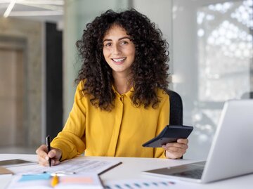 Frau sitzt vor dem Laptop | © Adobe Stock/Liubomir