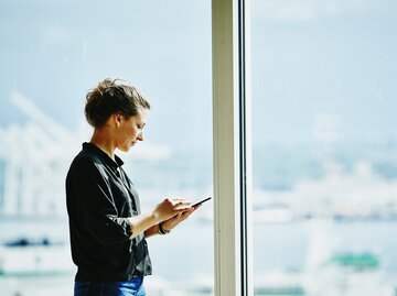 Intelligente Frau arbeitet an ihrem Tablet | © GettyImages/Thomas Barwick