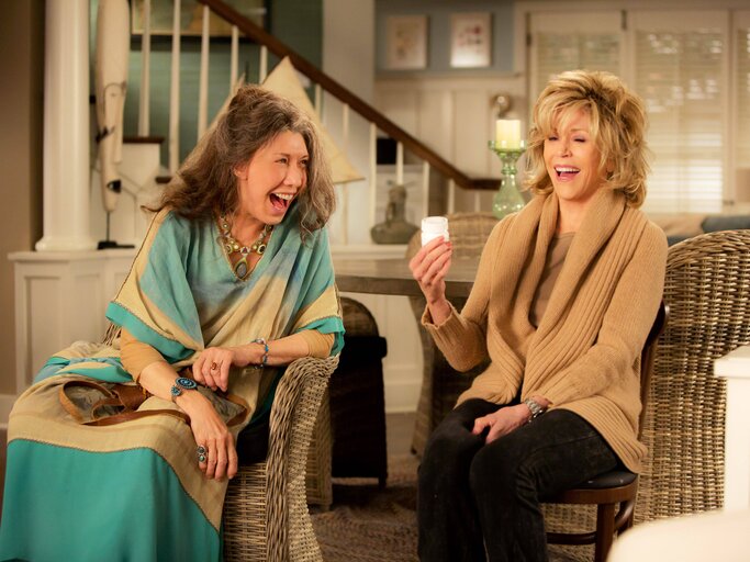 Franke (Lily Tomli) und Grace (Jane Fonda) in der Netflix-Serie Grace & Frankie | © IMAGO/ Melissa Moseley / Netflix / Everett Collection