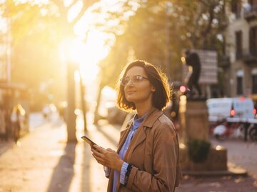 Porträt einer fröhlichen, intelligent aussehenden Frau in Freizeitkleidung | © Adobe Stock/fifeflyingfife