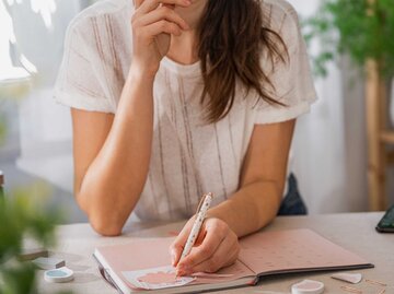 Nahaufnahme einer Linkshänderin | © Adobe Stock/Svitlana