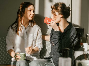 Zwei Frauen unterhalten sich beim Kaffeetrinken | © Adobe Stock/Irina_Evva